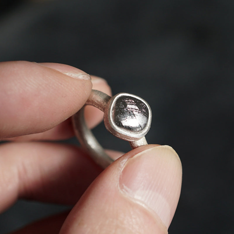 Kuraishi Takamichi / 鍛金の指環 ギベオン隕石 12号 – Fuligo