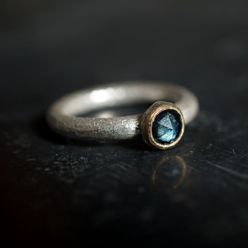 Kuraishi Takamichi / 鍛金の指環 サファイア 16号 – Fuligo / Fuligoshed