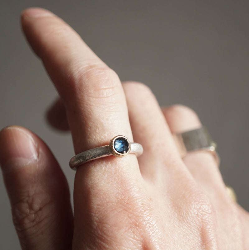 Kuraishi Takamichi / 鍛金の指環 サファイア 16号 – Fuligo / Fuligoshed