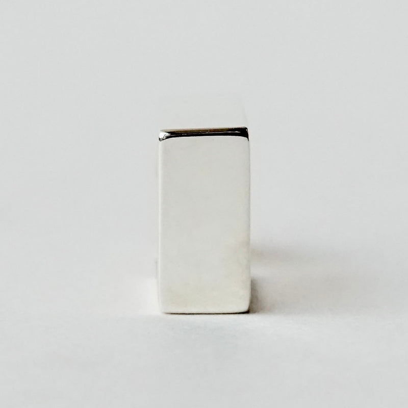 uM / 1/2CUBE PIERCED EARRING（um-hcP01 _SV） – Fuligo / Fuligoshed