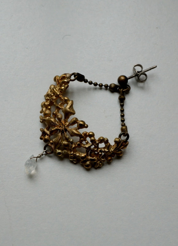 cocoon 星屑のピアス 真鍮×ムーンストーン