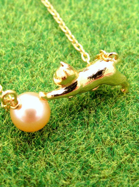 cogito, ボールで遊ぶ猫のペンダント ゴールド