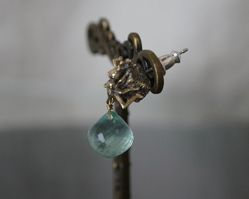 cocoon/ミツツボアリピアス 真鍮(フローライト)