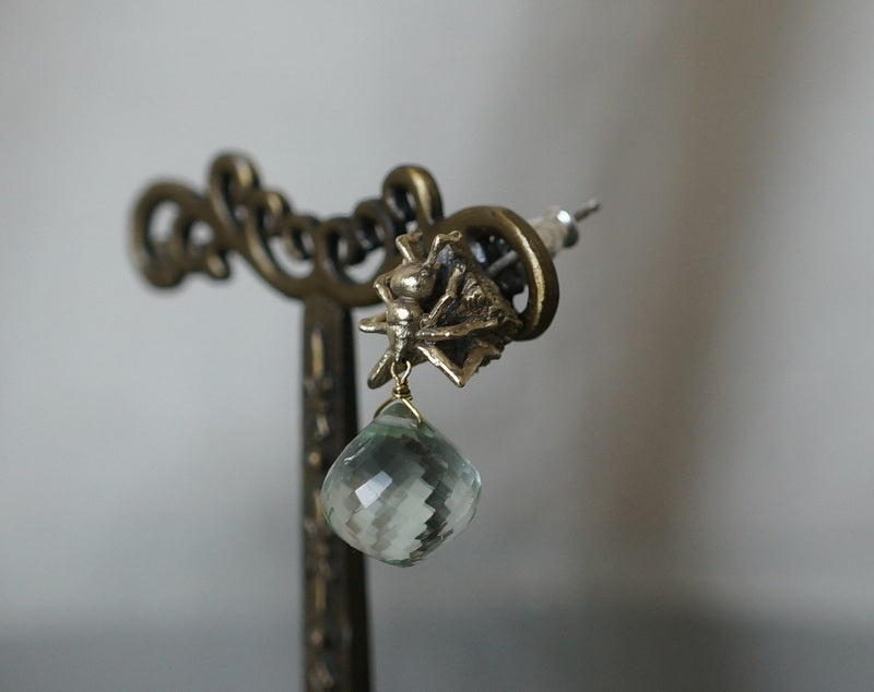 cocoon/ミツツボアリピアス 真鍮(グリーンアメジスト)