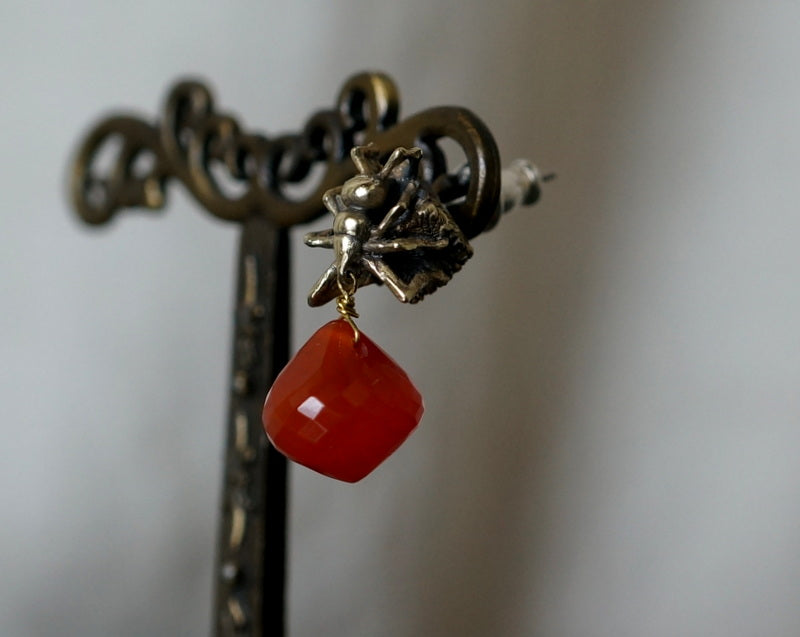 cocoon/ミツツボアリピアス 真鍮(カーネリアン)