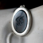Maison de l’abeille / Intaglio ペンダントトップ ブラッドストーン「Adam＆Eve」SV×K9YG