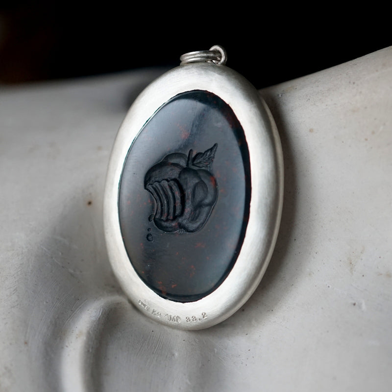 Maison de l’abeille / Intaglio ペンダントトップ ブラッドストーン「Adam＆Eve」SV×K9YG