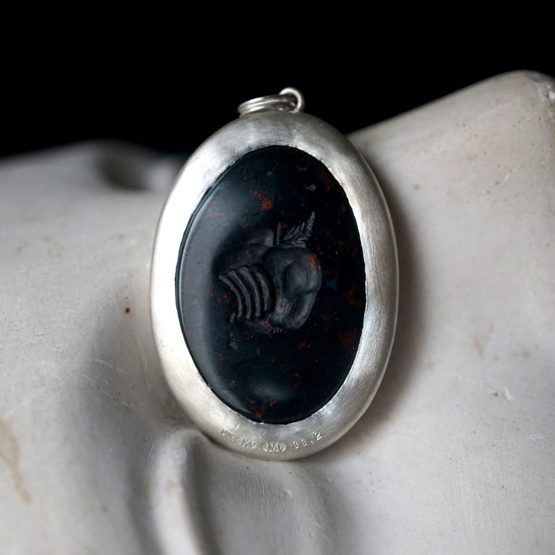Maison de l’abeille / Intaglio ペンダントトップ ブラッドストーン「Adam＆Eve」SV×K9YG
