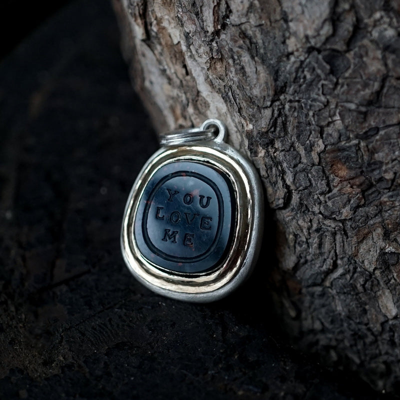 Maison de l’abeille / Intaglio ペンダントトップ ブラッドストーン「YOU LOVE ME」SV×K18YG