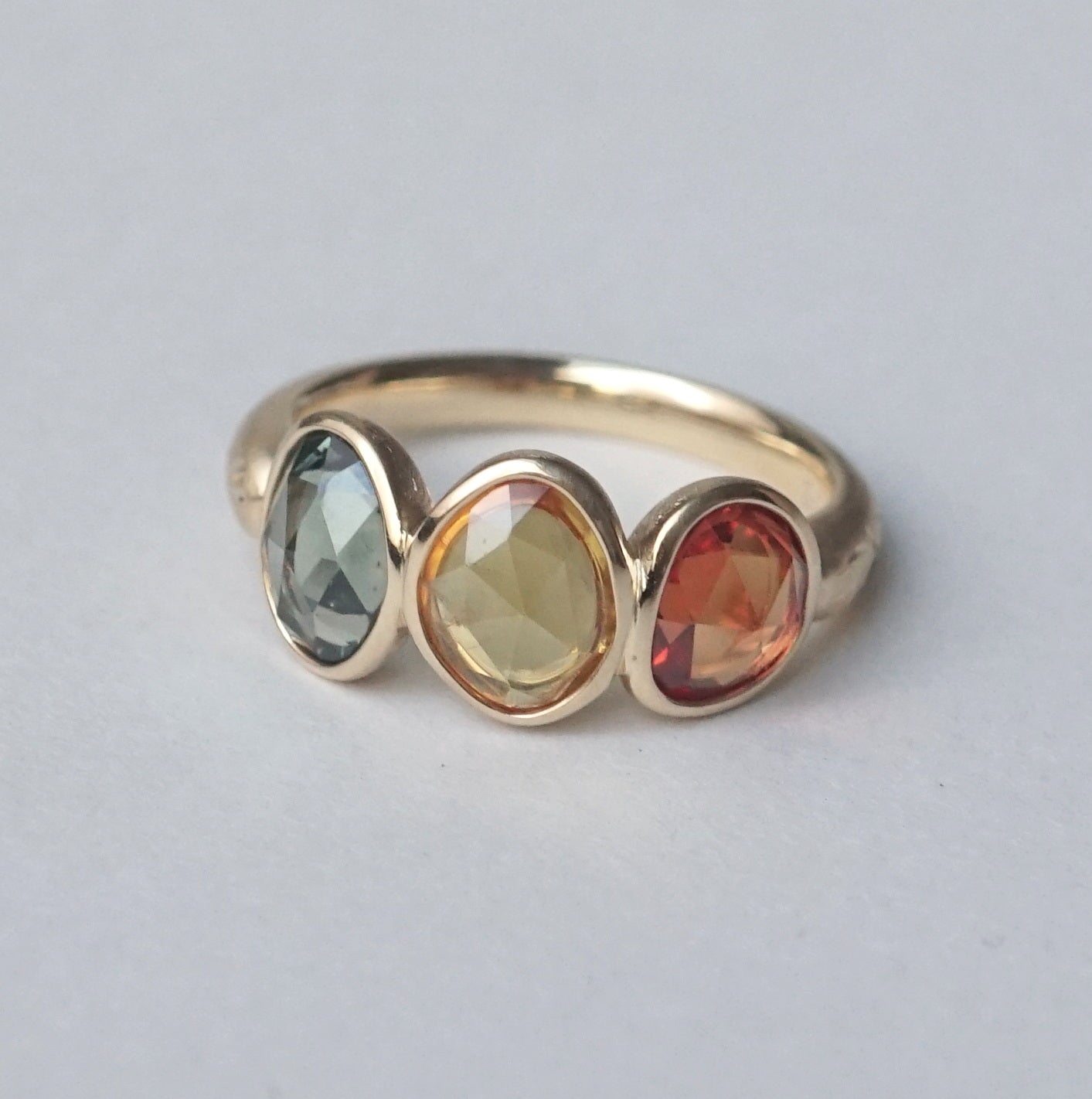 Kagann jewelry / Three Stones Ring 和彫り マルチカラー