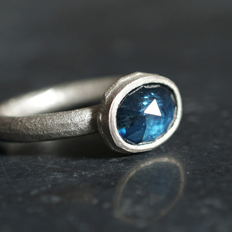 Kuraishi Takamichi / 鍛金の指環 サファイア 13号 – Fuligo / Fuligoshed