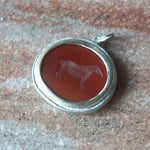 Maison de l’abeille / Intaglio ペンダントトップ アゲート「最古の壁画」SV×K9YG