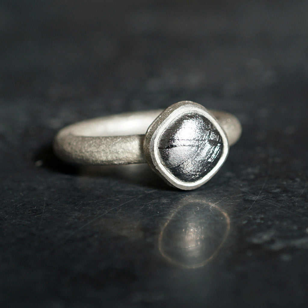 Kuraishi Takamichi / 鍛金の指環 ギベオン隕石 12号 – Fuligo