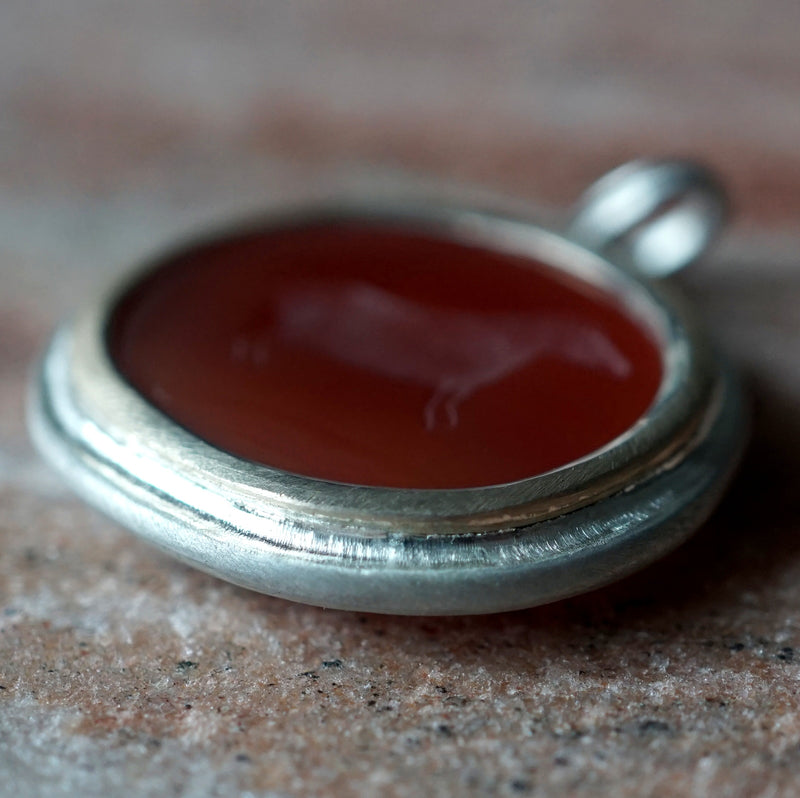 Maison de l’abeille / Intaglio ペンダントトップ アゲート「最古の壁画」SV×K9YG