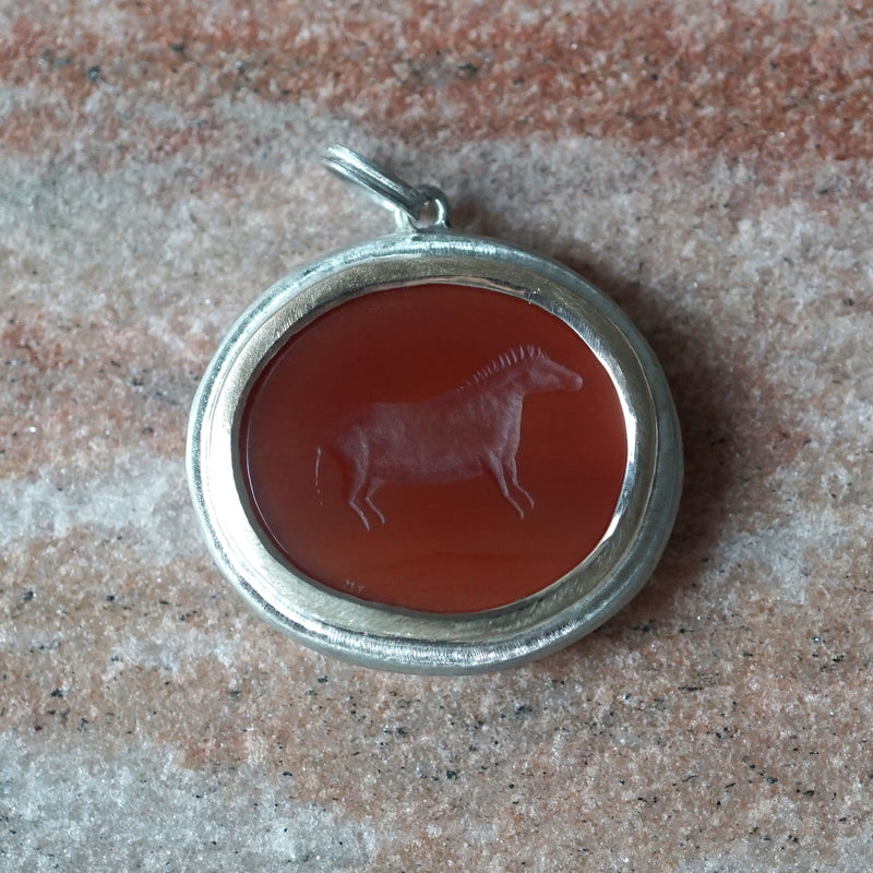 Maison de l’abeille / Intaglio ペンダントトップ アゲート「最古の壁画」SV×K9YG