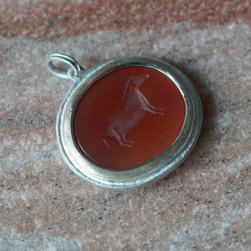 Maison de l’abeille / Intaglio ペンダントトップ アゲート「最古の壁画」SV×K9YG