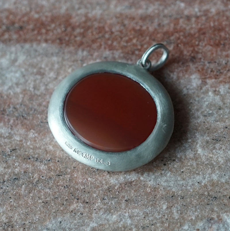 Maison de l’abeille / Intaglio ペンダントトップ アゲート「最古の壁画」SV×K9YG