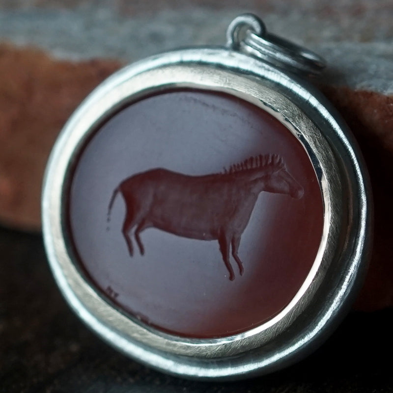 Maison de l’abeille / Intaglio ペンダントトップ アゲート「最古の壁画」SV×K9YG