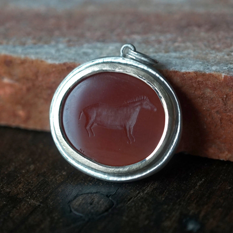 Maison de l’abeille / Intaglio ペンダントトップ アゲート「最古の壁画」SV×K9YG