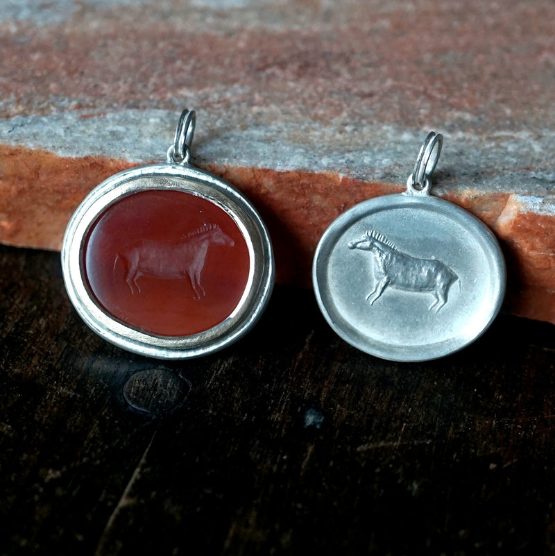 Maison de l’abeille / Intaglio ペンダントトップ アゲート「最古の壁画」SV×K9YG