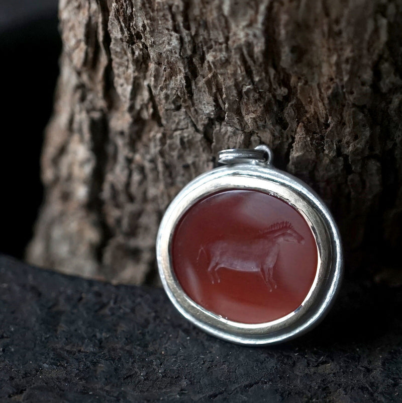 Maison de l’abeille / Intaglio ペンダントトップ アゲート「最古の壁画」SV×K9YG
