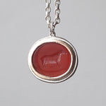 Maison de l’abeille / Intaglio ペンダントトップ アゲート「最古の壁画」SV×K9YG