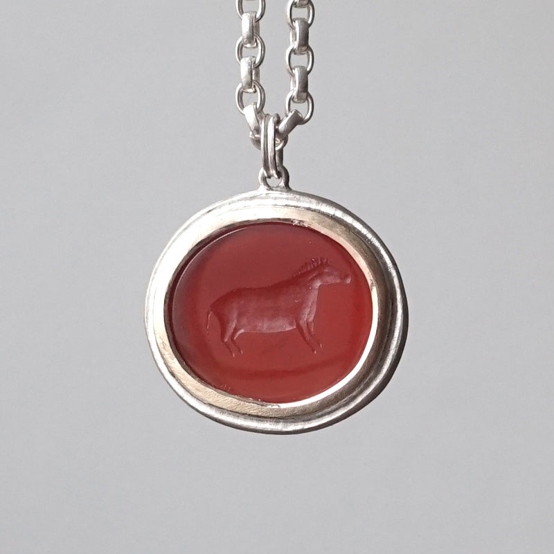 Maison de l’abeille / Intaglio ペンダントトップ アゲート「最古の壁画」SV×K9YG