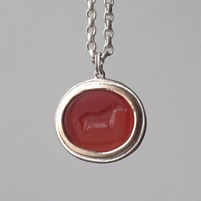Maison de l’abeille / Intaglio ペンダントトップ アゲート「最古の壁画」SV×K9YG