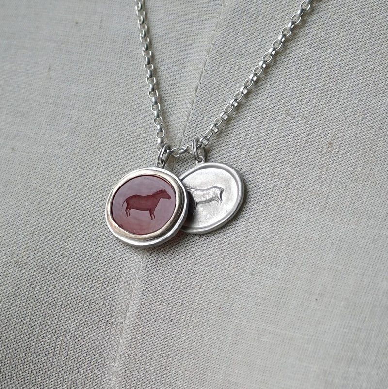 Maison de l’abeille / Intaglio ペンダントトップ アゲート「最古の壁画」SV×K9YG
