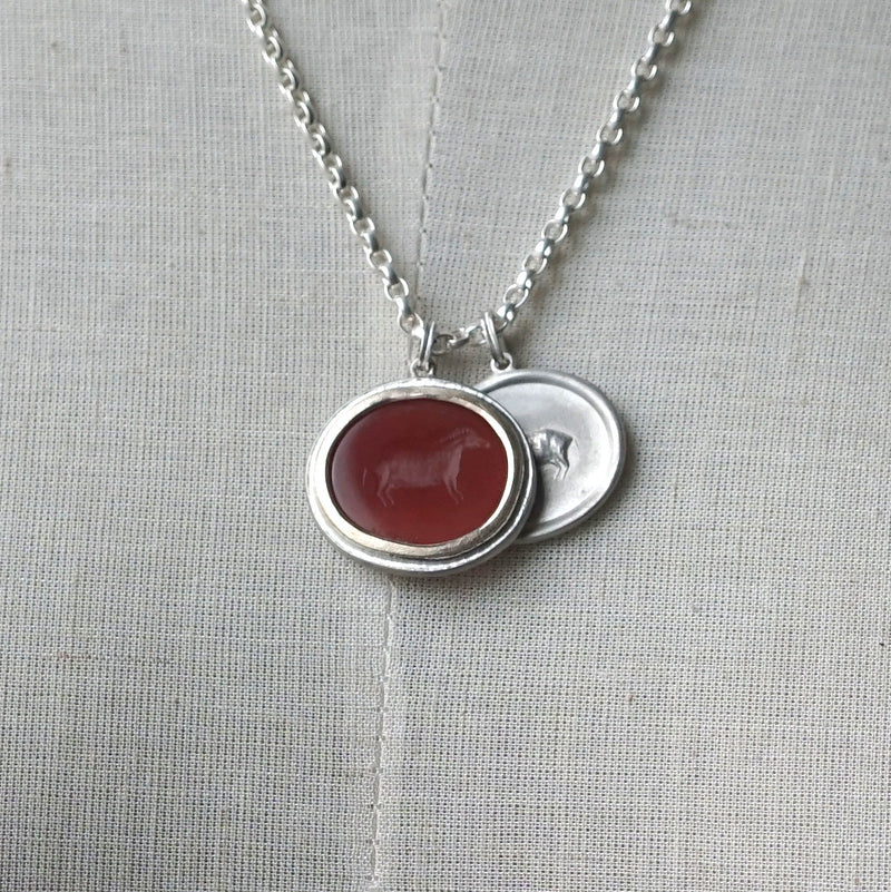 Maison de l’abeille / Intaglio ペンダントトップ アゲート「最古の壁画」SV×K9YG