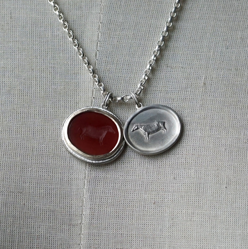 Maison de l’abeille / Intaglio ペンダントトップ アゲート「最古の壁画」SV×K9YG
