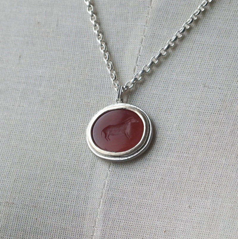 Maison de l’abeille / Intaglio ペンダントトップ アゲート「最古の壁画」SV×K9YG