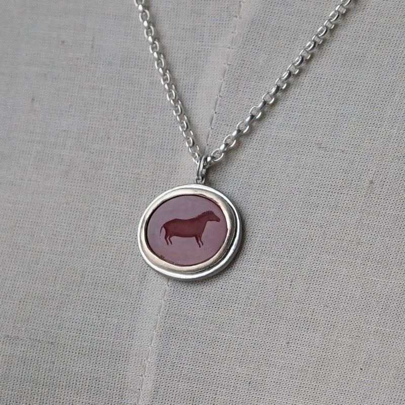 Maison de l’abeille / Intaglio ペンダントトップ アゲート「最古の壁画」SV×K9YG