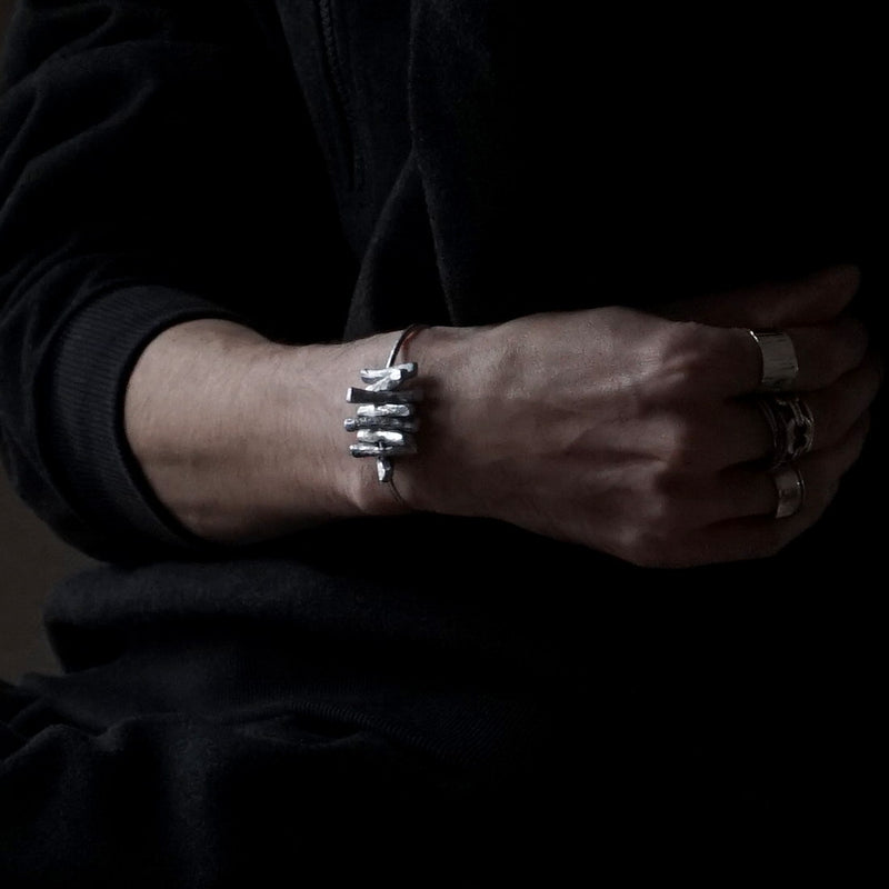 suzuki yuki / “White breath spills, bathed in the light coming from the east.”