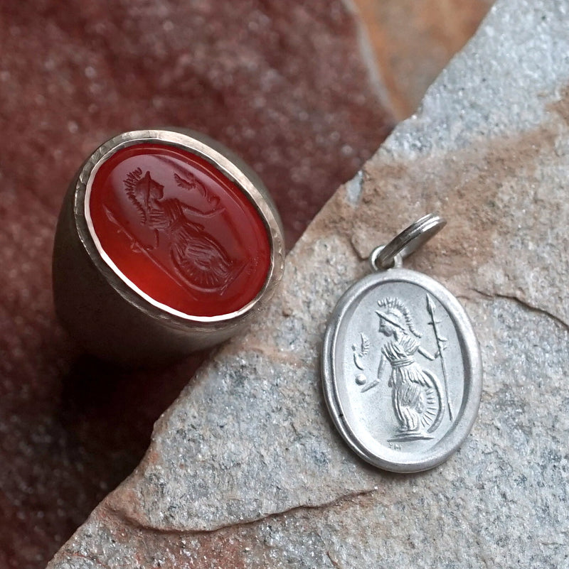 Maison de l’abeille / Seal ペンダントトップ「Athena」