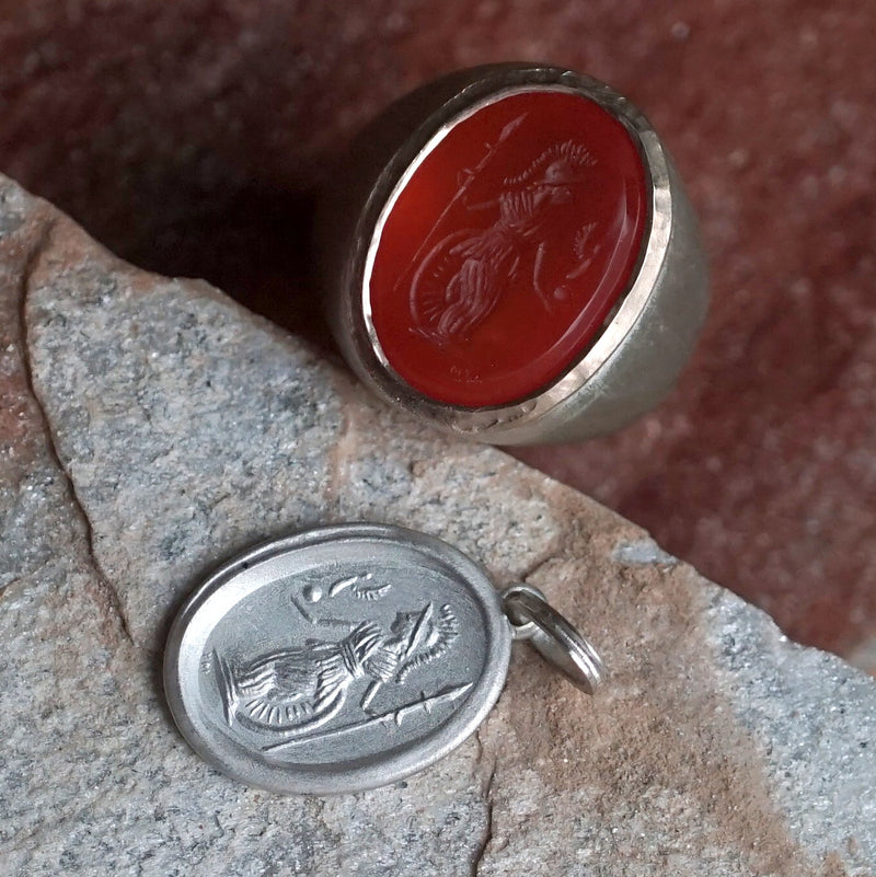 Maison de l’abeille / Seal ペンダントトップ「Athena」