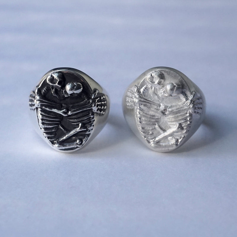 In Out Design / Kissing Skeletons Ring