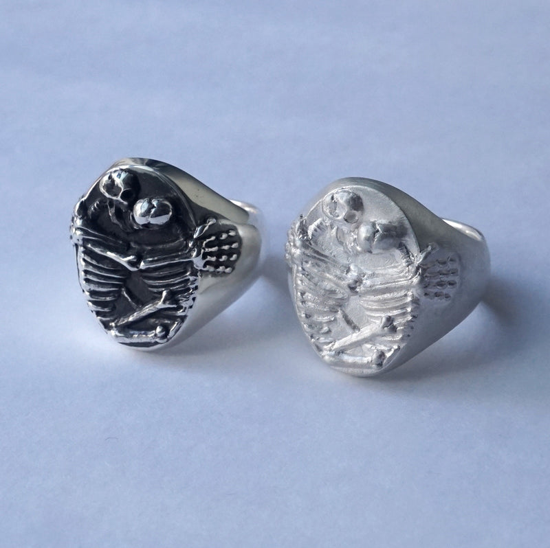 In Out Design / Kissing Skeletons Ring