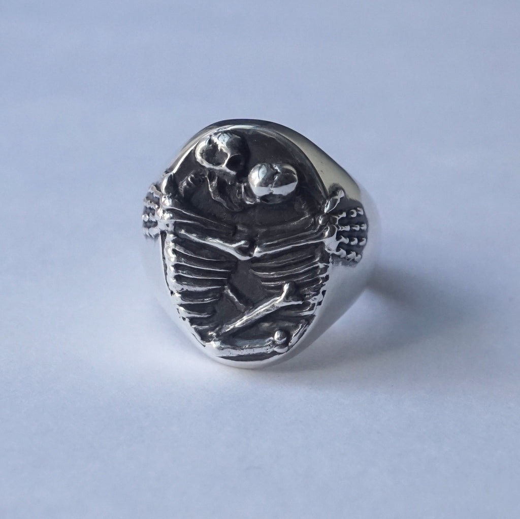 In Out Design / Kissing Skeletons Ring