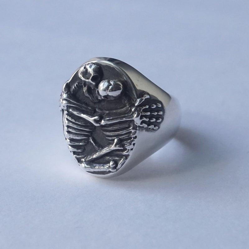 In Out Design / Kissing Skeletons Ring