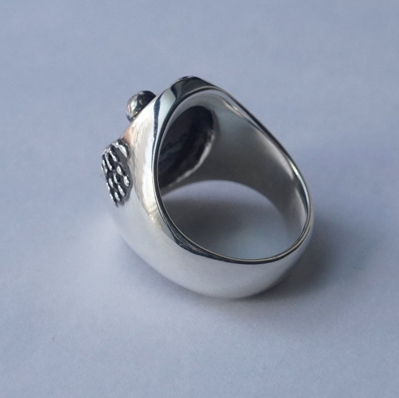 In Out Design / Kissing Skeletons Ring