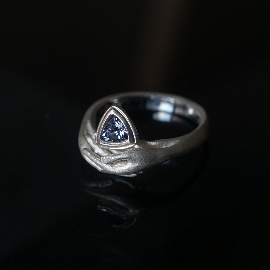 Maison de l'abeille / Hug Ring Tanzanite