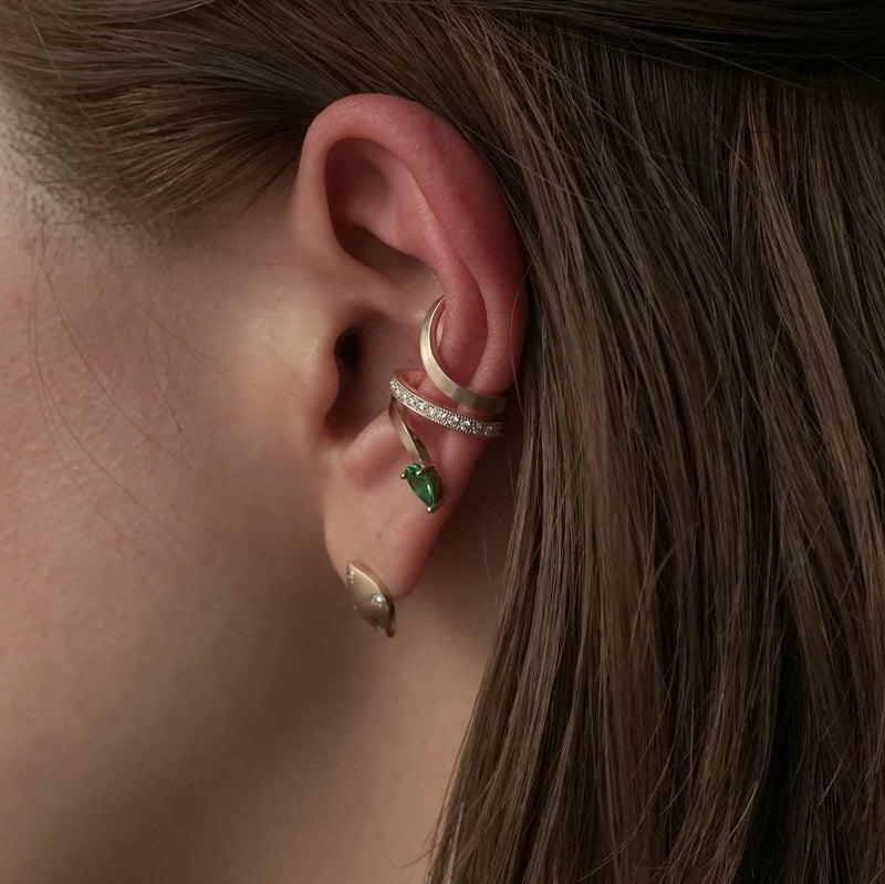 Kagann jewelry / snake earcuff K10 グリーンガーネット（左耳用）