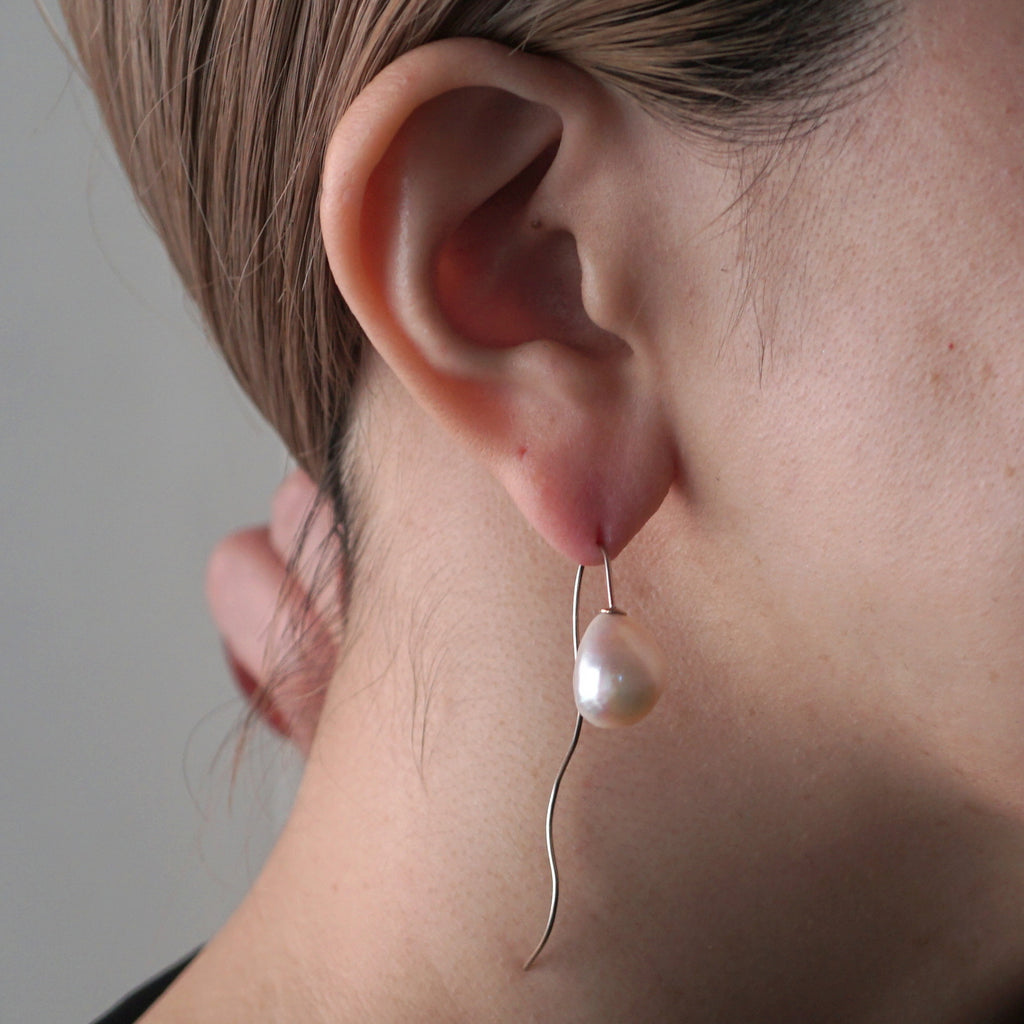 emme / même si 10金とバロックパールのロングフックピアス A（10K1082）