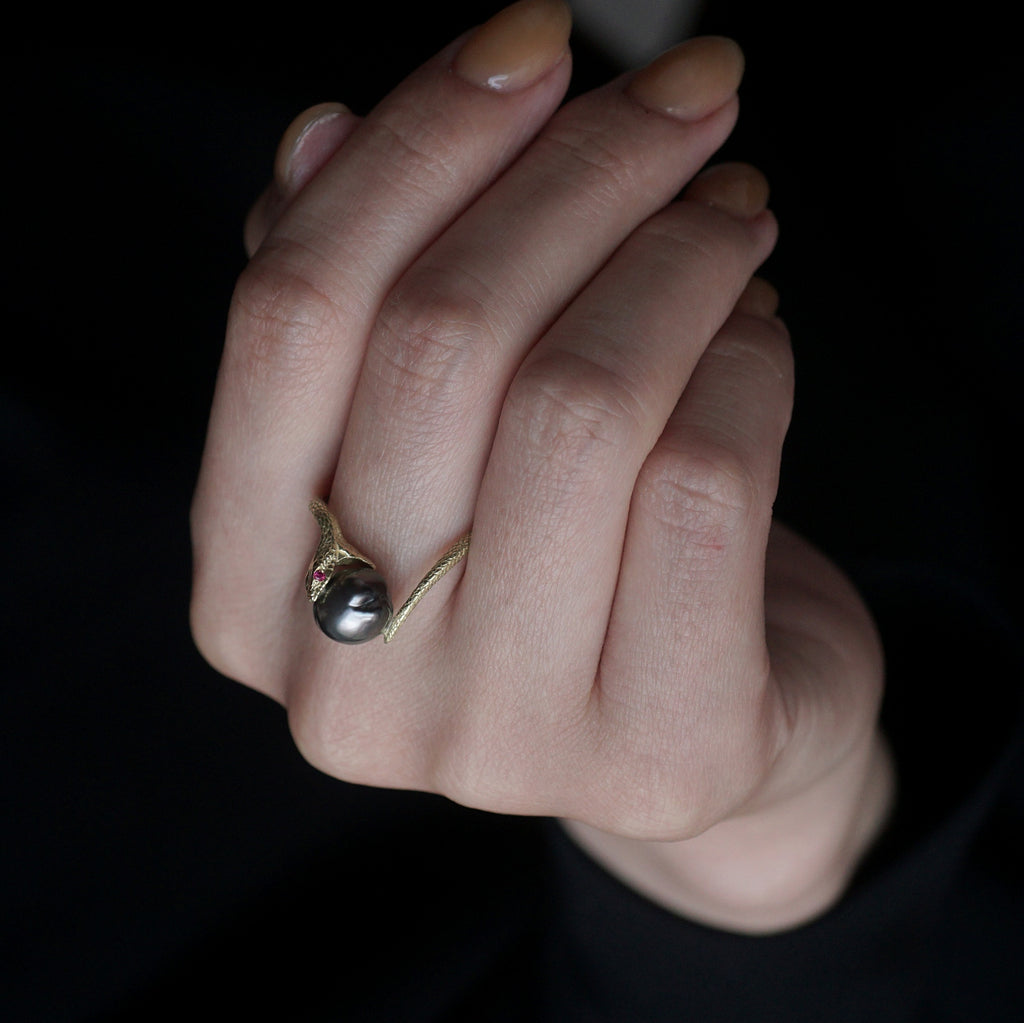 ELCAMI / Snake Black Pearl Ring K18YG (ERK-140)