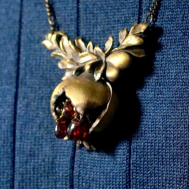 cocoon / pomegranate necklace L