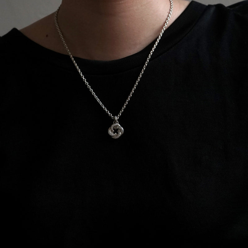GIFTED / CROSSED IMPLOSION NECKLACE M SVD
