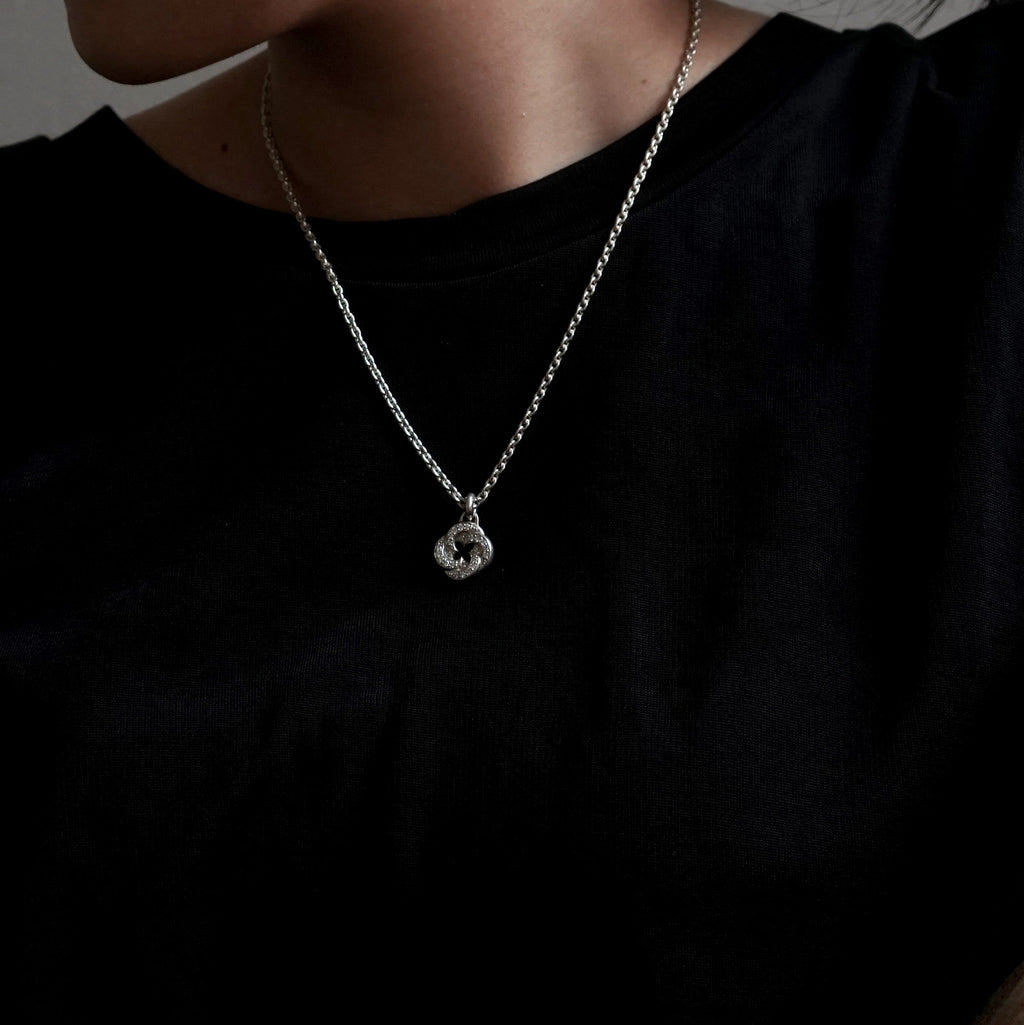 GIFTED / CROSSED IMPLOSION NECKLACE M SVD
