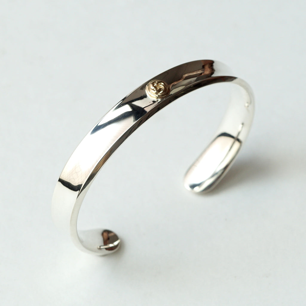 GIFTED / CROSSED IMPLOSION EMBLEM BANGLE YGSV – Fuligo / Fuligoshed
