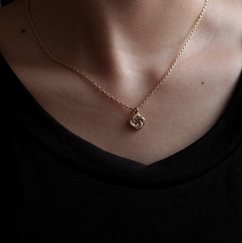 GIFTED / TINY CROSSED IMPLOSION NECKLACE YGD